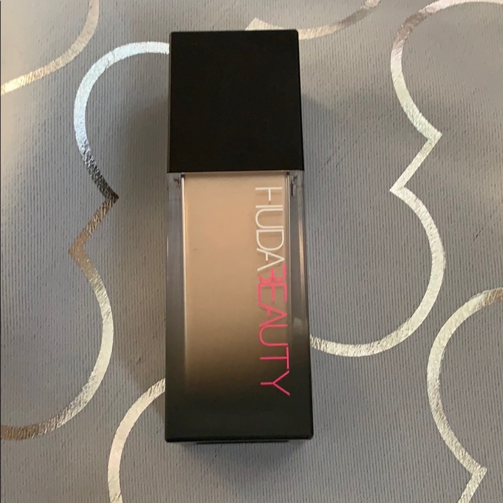 HUDABEAUTY #fauxfilter foundation in shortbread